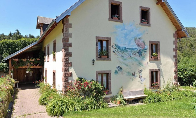 Orbey Cabaña | Casita de campo "Les Hirondelles" con vistas a la montaña, jardín compartido y Wi-Fi