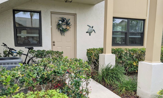 Stuart Condominio | “Cottage-Like” 2 Beds/2 Bath Condo Close To Beaches & The Heart Of ‘Old Stuart'