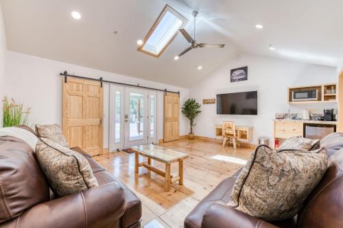 Bass Lake Chalet De Esquí | Cottage Like Suite with Private Hot Tub