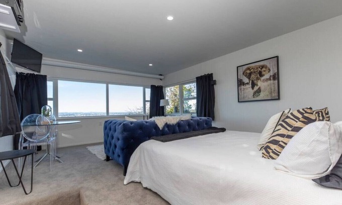 Remuera Cabaña | Cottage Market Rd · Romantic Hillside Oasis - Spa Pool & Views