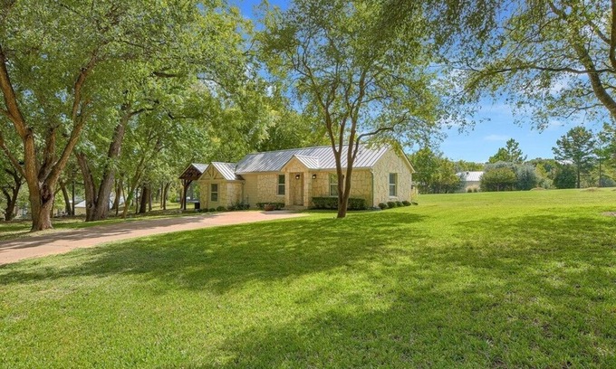 Wood Island Cabaña | Cottage Near Lake Austin