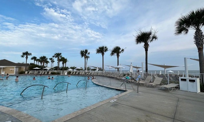 Tarpon Pond Cabaña | Cottage on golf course, 5 minutes to beach, sleeps 8.