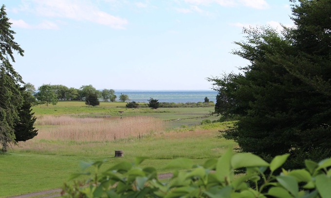 Old Lyme Cabaña | Casa rural en finca histórica con playa privada y majestuosa vista de Long Island Sound.