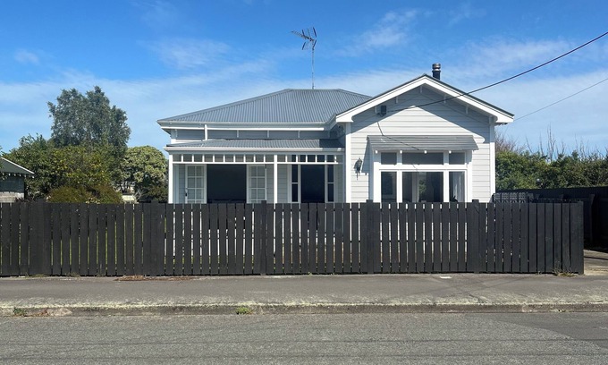 Martinborough Cabaña | Cottage on Strasbourge: 2-minute walk to Martinborough Square, bikes