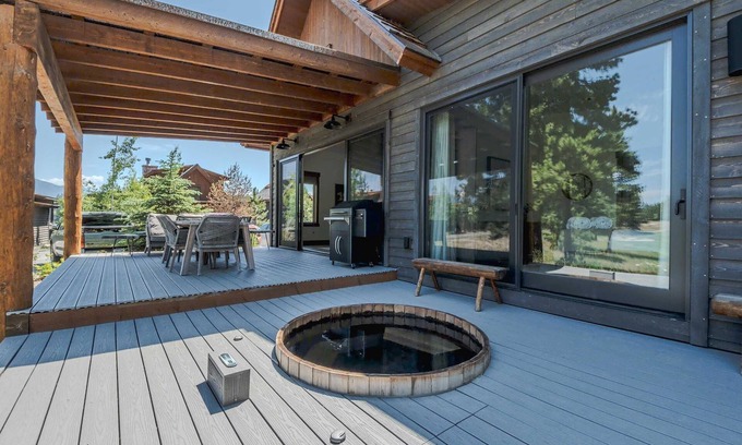 Eureka Casa | Cottage on the 10th Tee – Beautiful Stay for 7 w/ Hot Tub & Fire Pit