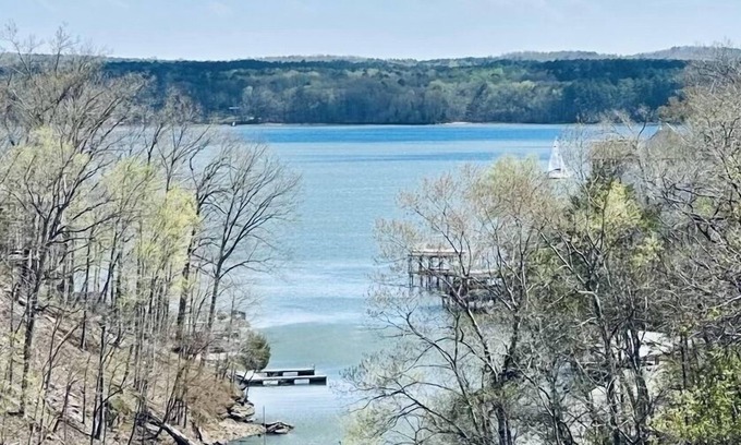 Lutts Casa | Cottage on the bluffs at Pickwick Lake.