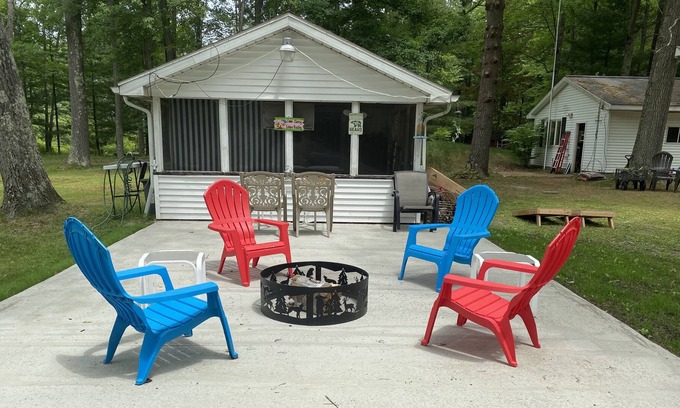 Bitely Cabaña | Cottage on the creek. Inflatable Hot Tub, kayak, enjoy a fire or play games!