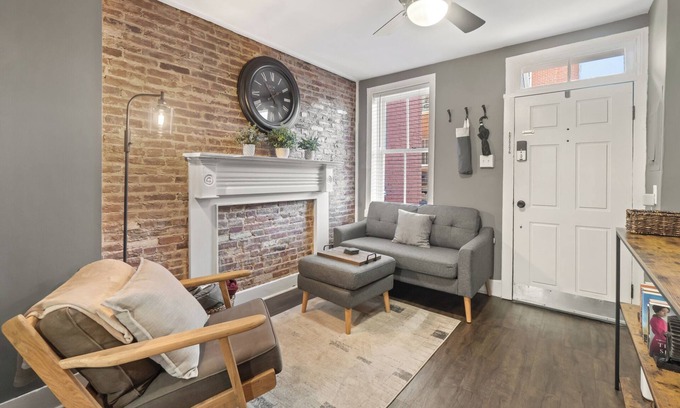 Downtown Casa | Cottage on the Creek - Cozy 2BR Rowhome in the Center of Downtown