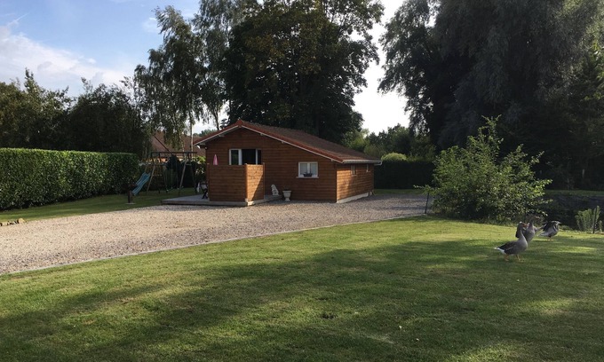 Guisy Casa | Cabaña al borde de un estanque