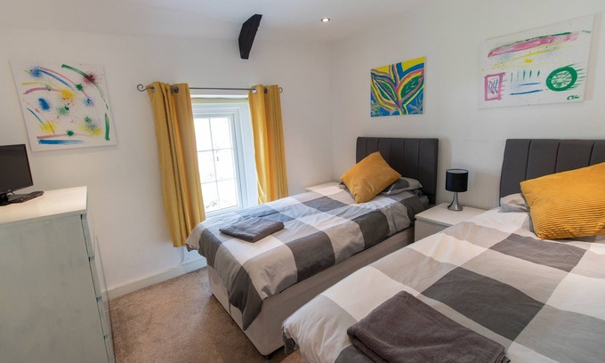 Abercarn Cabaña | Cottage on the Hill - Cosy and Characterful
