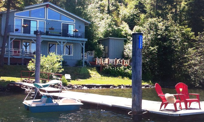 Coeur d'Alene Cabaña | Cottage on the Shore: muelle privado, vistas relajantes, césped