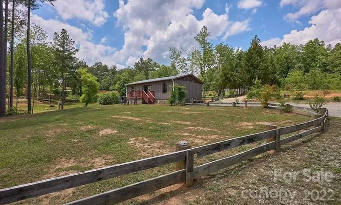 Mill Spring Cabaña | Cottage on the water. Kayaks Fishing Fire Pit. 5 mins from TIEC. 15 to Lake Lure