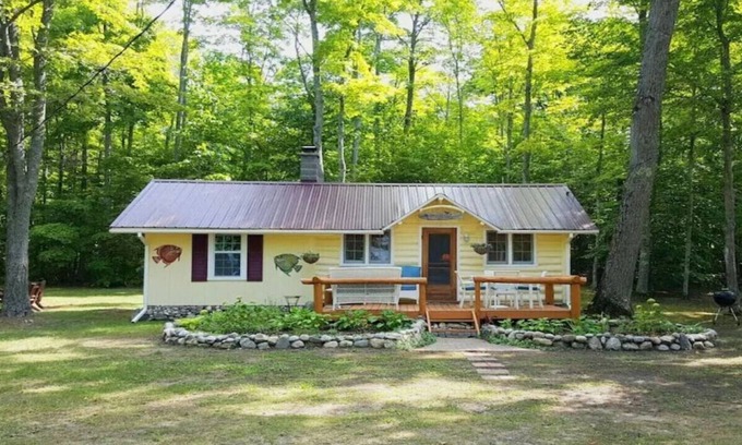 Carp Lake Cabaña | Cottage Overlooking Paradise Lake