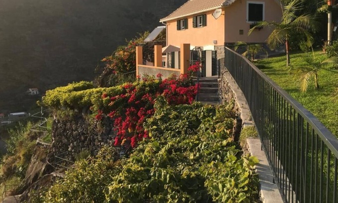 Tabua Otro | Cottage con vistas al mar y las montañas, jardines, barbacoa, wifi