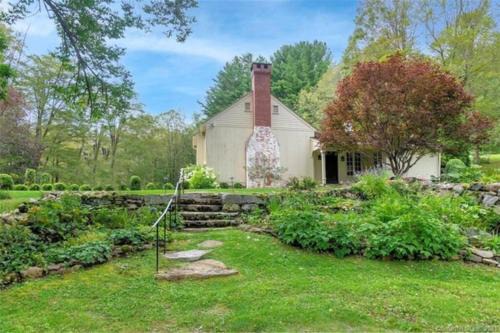 West Cornwall Casa | Cottage Retreat - Historic Cottage Home w Home Gym