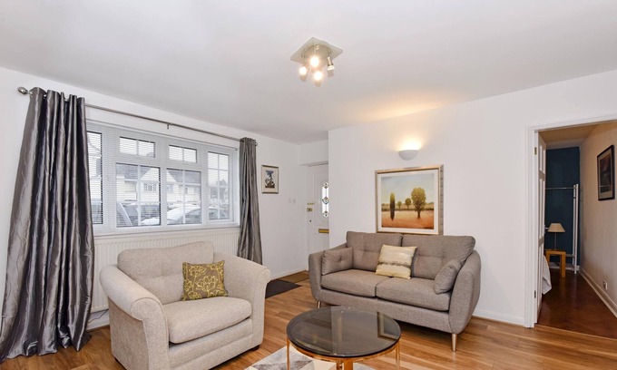 West Byfleet Apartamento | Cottage style apartment close to trains to London