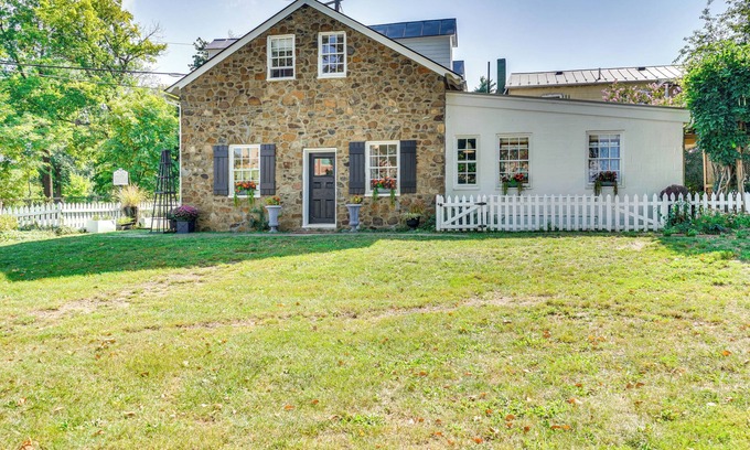 Leesburg's Old and Historic District Cabaña | Cottage w/ Furnished Patio & Garden: Dtwn Leesburg