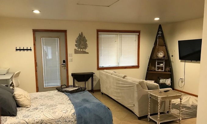 Shirley Cabaña | Cottage walking distance to Greers Ferry Lake, boat launch and swimming area