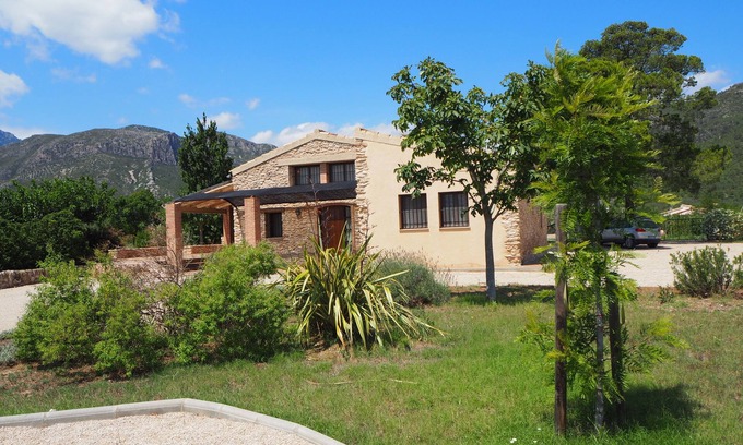 Roquetes Cabaña | Casa Rural con jardín vallado y pista tenis, basquet. ideal familias.