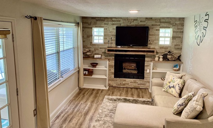 Bushnell Cabaña | Cottage with boat ramp, close to hiking & bike trails