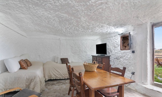 La Solana Cabaña | Casita de campo con cueva, jardín, rutas de senderismo y ciudad cerca