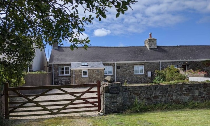 St Brides Cabaña | Cottage with games room (near Solva & St.David's)