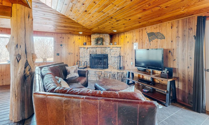 Eureka Springs Cabaña | Cottage with garden patio, washer/dryer, central AC & grill
