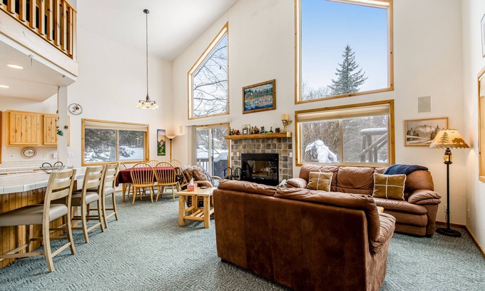 McCall Cabaña | Cottage with gas grill, WiFi, fireplace, access to hot tub, pool, tennis court