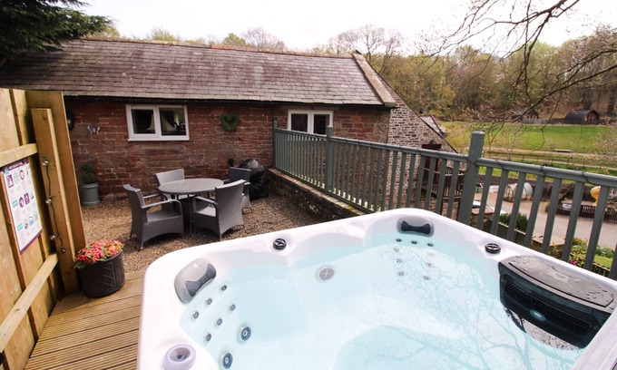 Wing Cabaña | Cottage with private hot tub overlooking fishing lake sleeping 4