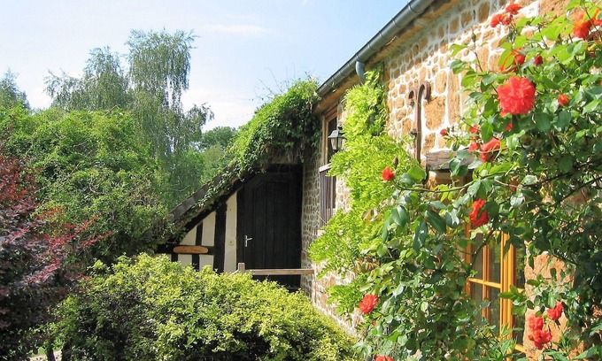 Guerquesalles Cabaña | Cabaña con piscina compartida, jacuzzi, pesca, tenis, TV del Reino Unido y Wi-Fi