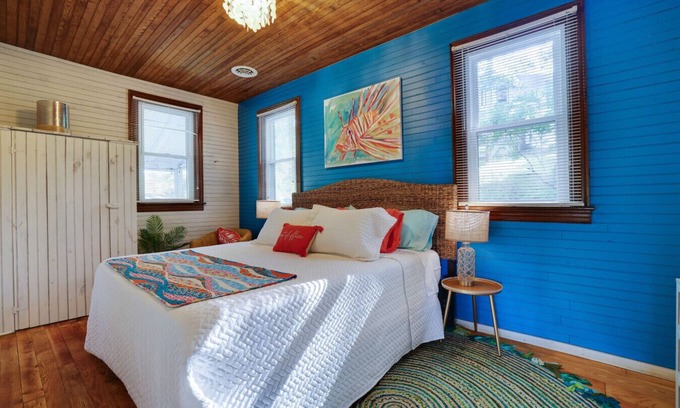 Saylorsburg Casa | Cottage with stunning lake views
