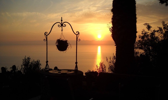 Anacapri Cabaña | Villa con espectaculares vistas al mar, piscina rodeada de jardín con vistas al mar.