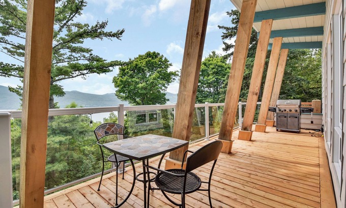 Baie-St-Paul Casa | Cottage with water view and hot tub - Le pin blanc