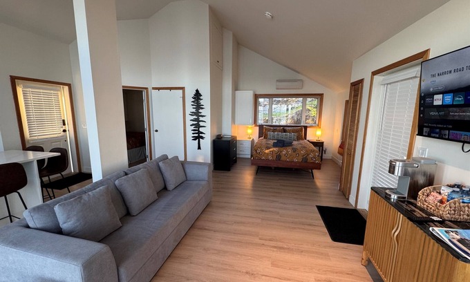 Pender Island Cabina | Cottage with West Suite at Sahhali on the Bluffs