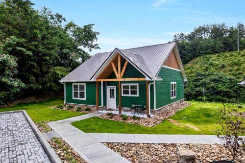 Pigeon Forge Casa | Cottontail Cottage 2BR Cabin Flat Entry Hot Tub across from Dollywood w fireworks views