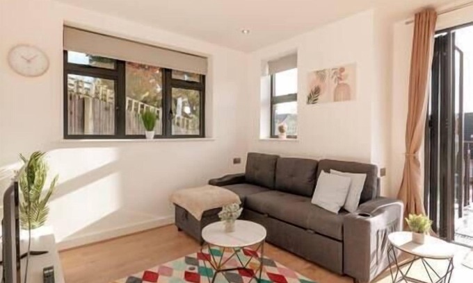 Coulsdon West Apartamento | Coulsdon - Entire 2BR Flat with Terrace - Walk to Station