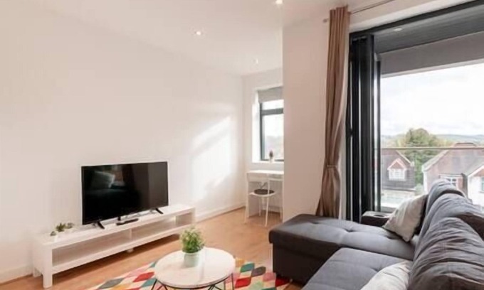Coulsdon West Apartamento | Coulsdon -Entire 2BR Flat- Covered Balcony - Walk to Station