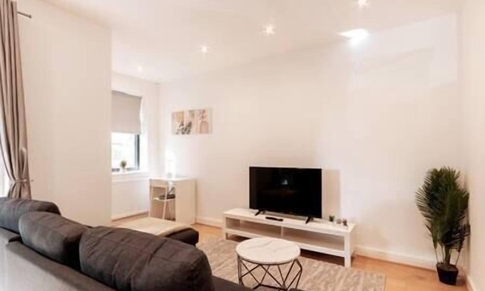 Coulsdon West Apartamento | Coulsdon -Entire 2BR Flat, Covered Balcony - Walk to Station