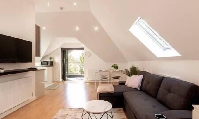 Coulsdon West Apartamento | Coulsdon - Entire Studio, Covered Balcony - Walk to Station