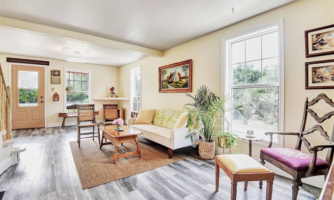 South Stormont Casa | Country 5 Bed 1.5 Bath - charming cottage w/ gym,1HR to Ottawa & Montreal