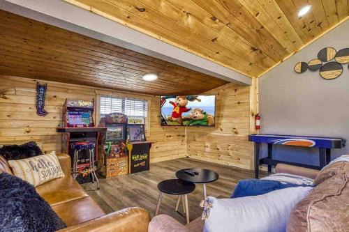 Kodak Casa | Country Cabin, Fenced area for pets, Hot Tub, Arcade!