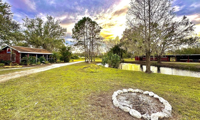 Braden River Casa | Country Cabin Retreat~Minutes to Siesta Key/Myakka State Park~Pet/Horse freindly