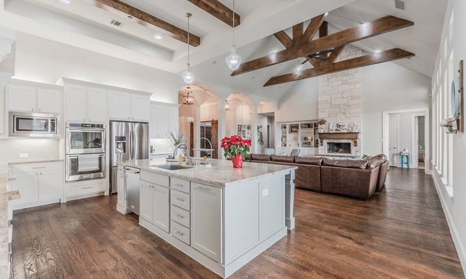 Lucas Casa | Country charm & close to it all! Sleeps 16+! Sky high ceilings & exposed beams!