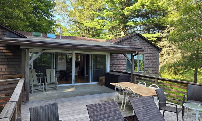 Pine Plains Casa | Country Chic Lake House in Pine Plains