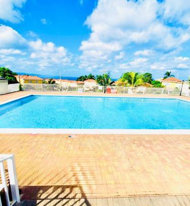Mango Walk Apartamento | Country Club House Retreat - 2 bedroom House with Pool near Montego Bay Airport and Beach Strip