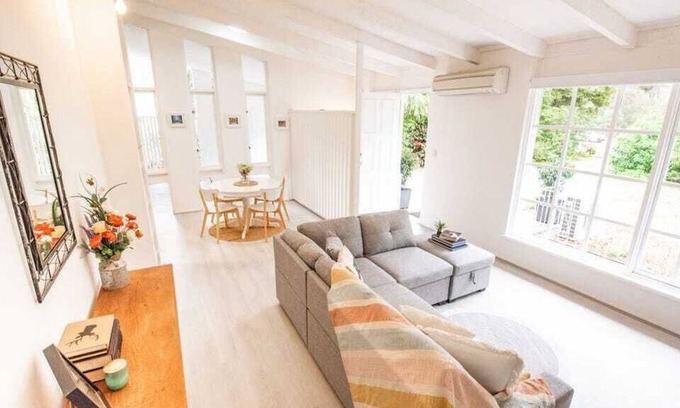 Mundaring Casa | Country Cottage in Mundaring Town Centre, walk to shops, parks and restaurants