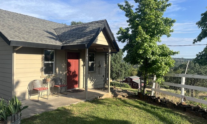 Auburn Cabaña | Country Cottage in the Foothills - Near Shops, Hiking, Biking & Rivers