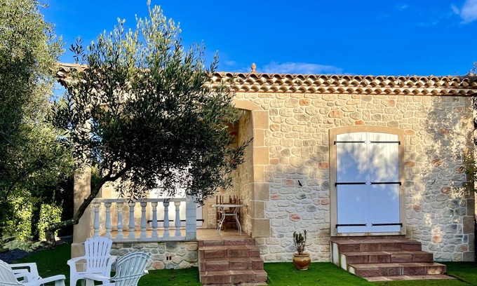 Sauve Cabaña | Country Cottage with Private Garden, Shared Pool and Walk to Medieveal Village