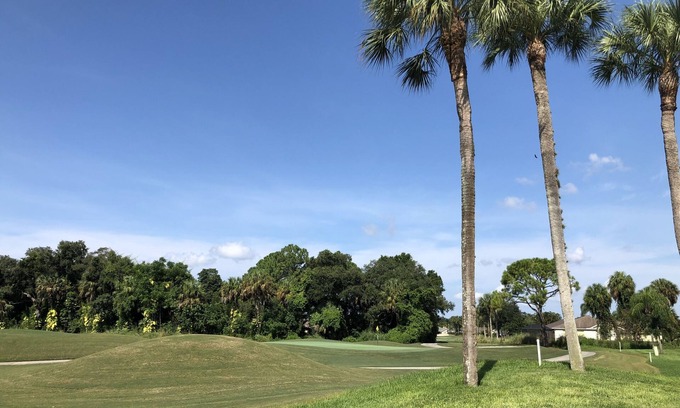 Estero Condominio | Country Creek - Charming and Light Corner Condo with Golf !
