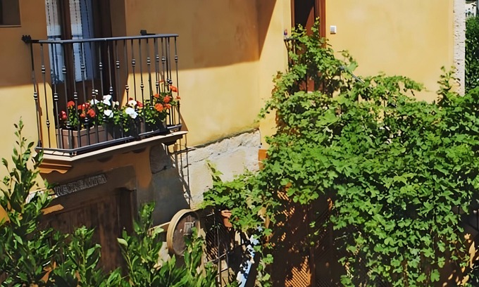 Cuzcurrita de Río Tirón Casa | Casa rural 'La Viña 2' con terraza compartida, jardín compartido y Wi-Fi